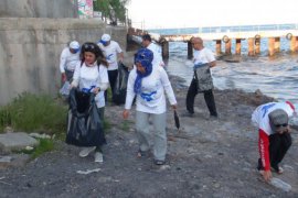 Aktivistler Van Gölü Temizliğine Dikkat Çekmek Amacıyla Sahilde Çöp Topladı