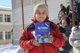 Kaymakam Demirer, Öğrencilerin Karne Sevincine Ortak Oldu