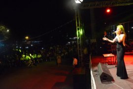 Ebru Yaşar'ın Tatvan konseri