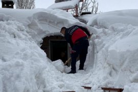 Bitlis'teki Evlerinde Mahsur Kalan Aileyi İtfaiye Ekipleri Kurtardı