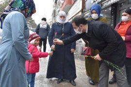 Başkan Geylani,  Kadınlar Gününde Karanfil Dağıttı