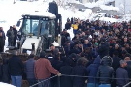 Adıyaman'da Depremde Hayatını Kaybeden Aile Tatvan'da Toprağa Verildi