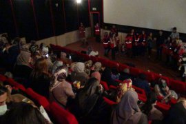 Tatvan Belediyesi ile Kızılay Tarafından Kadınlara Yönelik Sinema Etkinliği Düzenlendi