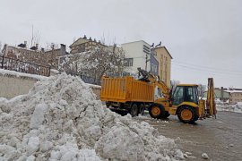 Mutki’deki Okul Bahçeleri Kardan Temizlendi