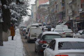 Tatvan’da kar yağışı etkisini sürdürüyor