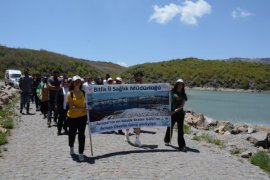 Avrupa'nın En Büyük Krater Gölü Kıyısında Yürüyüş Düzenlendi