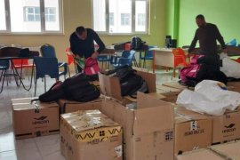 Depremzede Öğrenciler Okulun İlk Günü Hediye Paketleriyle Karşılandı