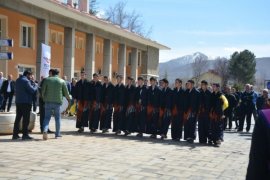 Van Gölü Ekspresi yolcuları Tatvan’da çiçeklerle karşılandı