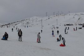 Vatandaşlar Yarıyıl Tatilini Bitlis’teki Kayak Merkezinde Değerlendiriyor