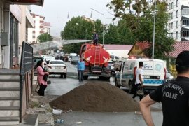 Tatvan Yaşam Alışveriş Merkezi’nin Doğalgaz Vanasında Yangın Çıktı