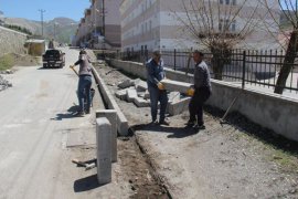 Bitlis’te yol yapımı ve duvar ile kaldırım yenileme çalışmaları sürüyor