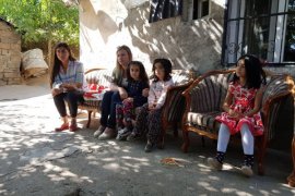 Tatvan’daki yetim ve öksüz çocuklar bayram öncesi sevindirildi