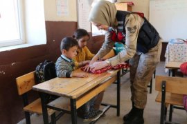 Bitlis’te Jandarma Yaşlıları ve Çocukları Ziyaret Etti