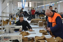 Tatvan’da Kurduğu Tekstil Fabrikasında 100 Kişiye İstihdam Sağlıyor