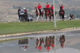 Atlı Polis Birliği Tatvan Sahilinde Devriye Görevi Gerçekleştirdi