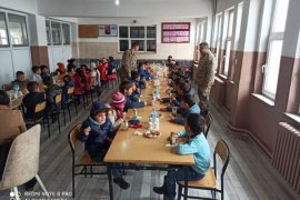 Güroymaklı öğrencilerden jandarmaya ziyaret