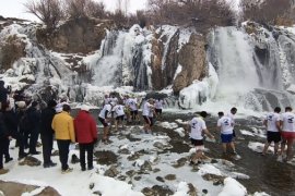 Karda Halay Çekip Donmuş Suda Yüzdüler