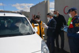 Tatvan’da Trafik Haftası dolayısıyla sürücülere maske ve broşür dağıtıldı