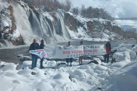 Aktivistler Kısmen Donan Şelalede Yüzdü