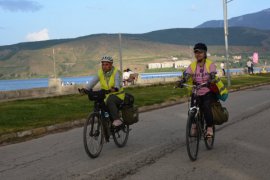 Bisikletle Bergama’dan Yola Çıkan 2 Kadın 57 Günde Tatvan’a Vardı