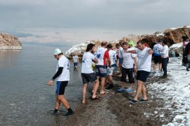 Van Gölü’nde Kış Yüzme Etkinliği