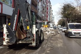 Tatvan’da kar temizleme çalışmaları aralıksız sürüyor