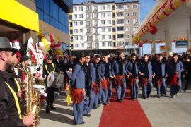 Tatvan’daki Akaryakıt İstasyonu Açılışına Yoğun Katılım