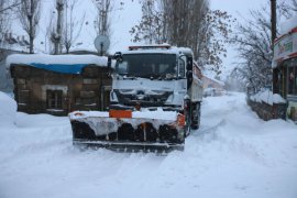 Bitlis Belediyesi Ekiplerinin Kar Temizleme Mesaisi