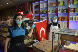 Tatvan’daki vatandaşlar ile esnaflara bayrak ve maske dağıtıldı