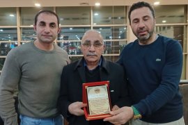 Tatvan’daki 40 Yıllık Esnafa Plaket Verildi