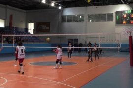 Tatvan’da Okul Sporları Voleybol Bölge Müsabakaları Başladı