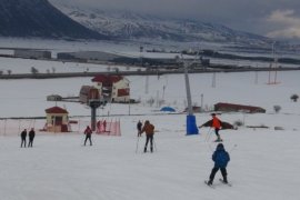 Vatandaşlar Yarıyıl Tatilini Bitlis’teki Kayak Merkezinde Değerlendiriyor