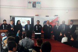 Tatvan’daki öğrencilere polisler seminer verildi