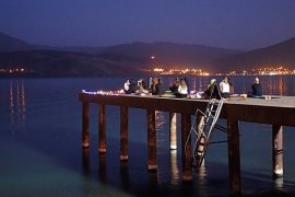 Van Gölü Manzarası ve Dolunay Eşliğinde Yoga
