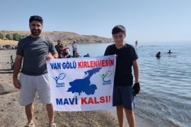 Çocuklar ve doğaseverler Van Gölü kıyısında çöp topladı
