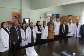 Lise Öğrencileri Öğretmenler İçin Önlük Üretti
