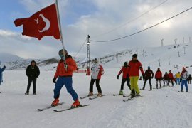 Bitlis’te ‘Meşaleli Kayak Festivali’ Düzenlendi