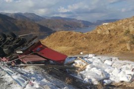 İran’dan Gelen Tır Tatvan’da Devrildi