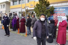 Koronavirüs tedbirleri kapsamında banka ve market önlerinde güvenlik önlemleri alındı