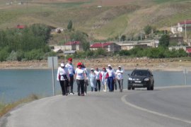 Aktivistler Van Gölü Temizliğine Dikkat Çekmek Amacıyla Sahilde Çöp Topladı