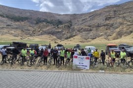 Van Gölü Havzasındaki Güzelliklere Dikkat Çekmek Amacıyla Bisiklet ve Off-Road Turu Düzenlediler