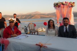 Van Gölü üzerinde nikah töreni yapıldı