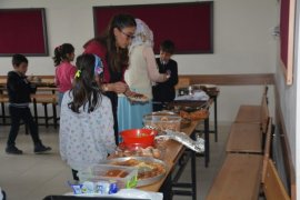 Selahaddin Eyyubi İlkokulu’nda düzenlenen kermes yoğun ilgi gördü.