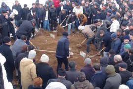 Adıyaman'da Depremde Hayatını Kaybeden Aile Tatvan'da Toprağa Verildi