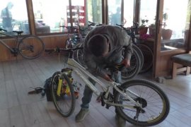 50 Yıldır Bisiklet Tamiri Yaparak Ailesinin Geçimini Sağlıyor