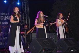 Üç Kız Kardeşin Tatvan’daki Konserine Yoğun İlgi