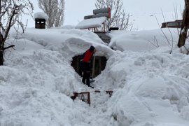 Bitlis'teki Evlerinde Mahsur Kalan Aileyi İtfaiye Ekipleri Kurtardı