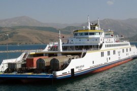 Türkiye'nin en büyük ikiz feribotları Van Gölü'nde