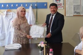 Lise Öğrencileri Öğretmenler İçin Önlük Üretti