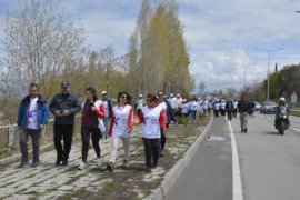 Anneler Günü’nde Van Gölü İçin Yürüdüler